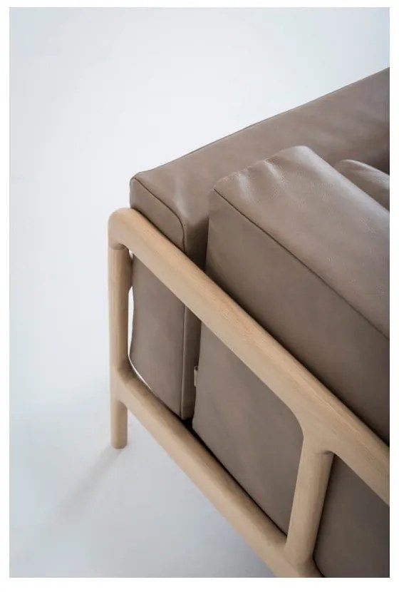 Svetlohnedé kreslo z byvolej kože konštrukciou z masívneho dubového dreva Gazzda Fawn