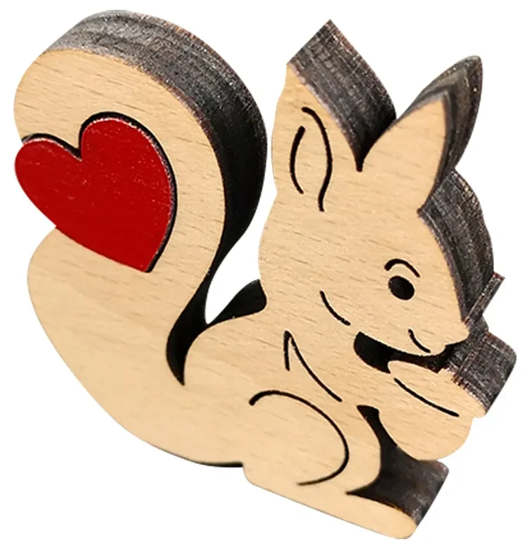 AMADEA Drevená veverička so srdcom, masívne drevo, 5 x 4,9 cm, český výrobok