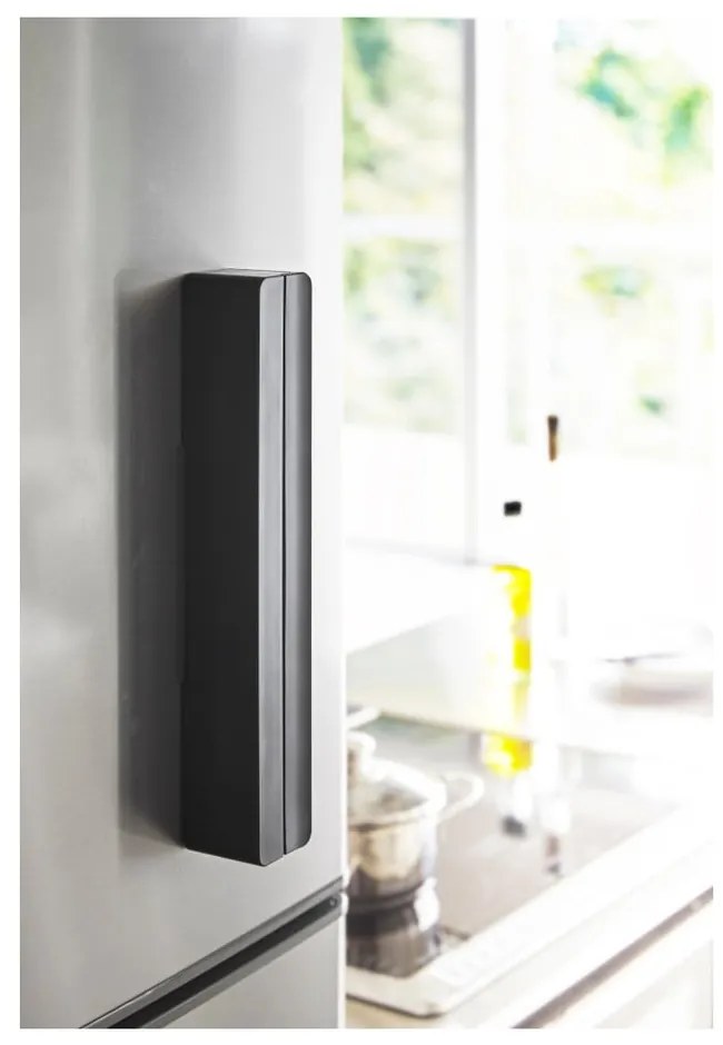 Čierny magnetický držiak na kuchynské fólie YAMAZAKI Tower