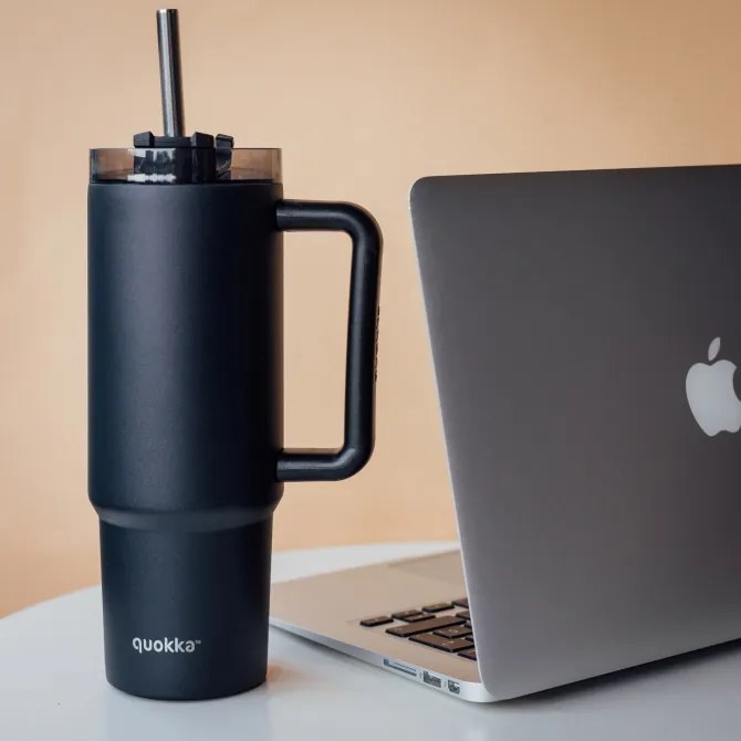 Nerezový termohrnček so slamkou Vibe Black 880 ml