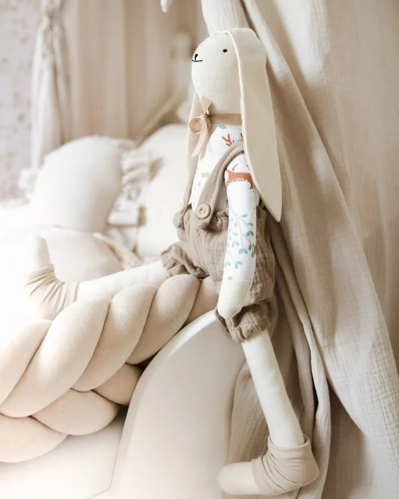 Plyšový králik v béžových mušelínových montérkach s menom dieťaťa
