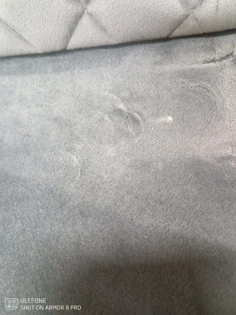 AKCIA Sivá stolička IRYS VELVET s čiernymi nohami II. akosť