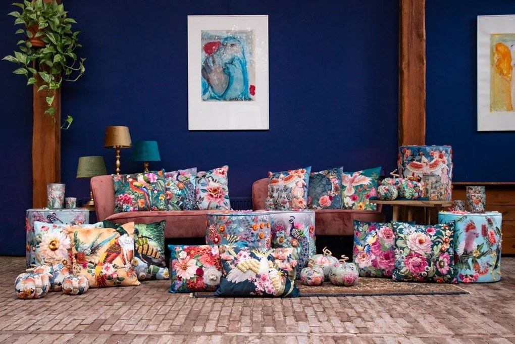 Zelený ručne vyrobený vankúš s kvetmi v korune Crown - 45*45*10cm