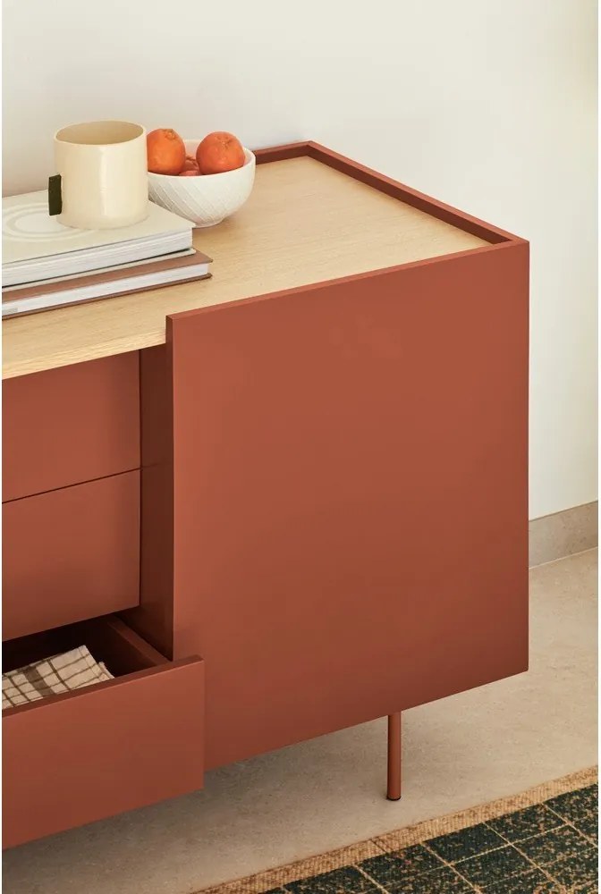 Nízka komoda v dekore duba v tehlovo-prírodnej farbe 180x78 cm Otto – Teulat