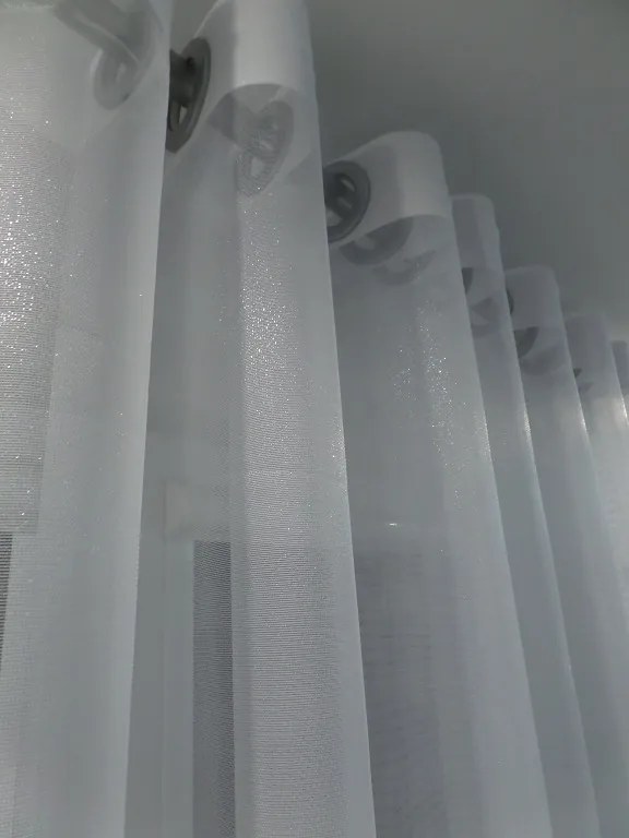 Dekorstudio Biela záclona SHINE s olovkom - vlastný rozmer Uchytenie závesu: Dekoračné krúžky strieborné, Šírka záclony: 450cm