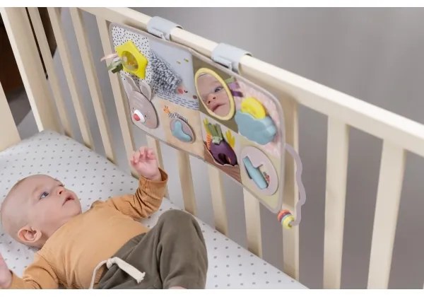 Taf Toys - Závesný pult do postieľky s melódiou Zahrada 3xAAA