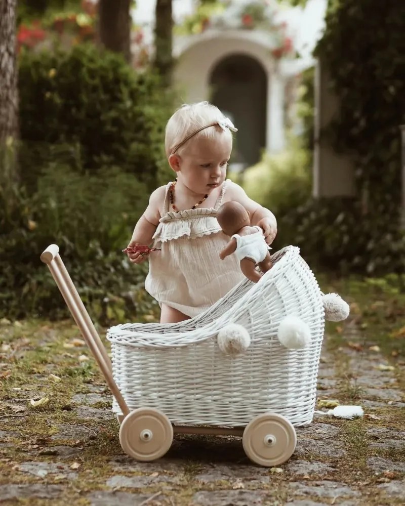 Prútený kočík pre bábiky biela