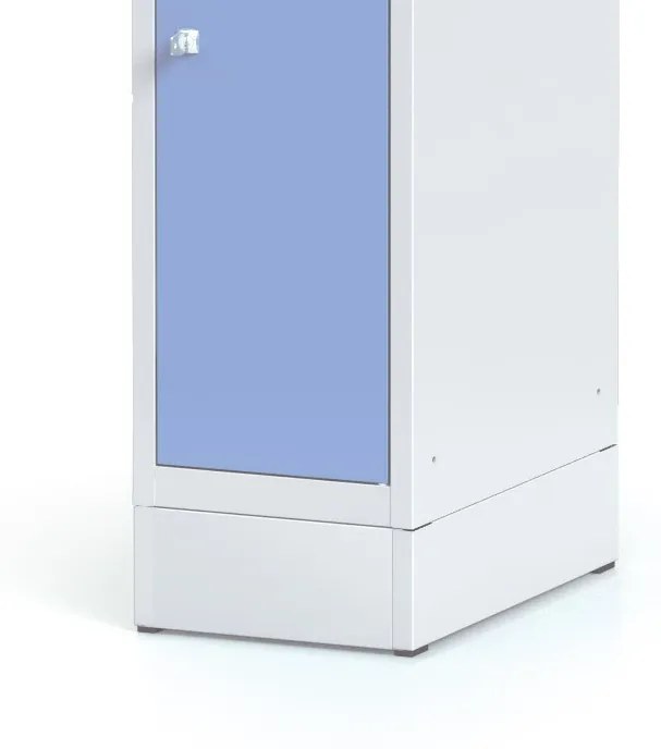 Alfa 3 Šatníková skrinka na sokli s úložnými boxami, 3 boxy, 1920 x 300 x 500 mm, otočný zámok, modré dvere