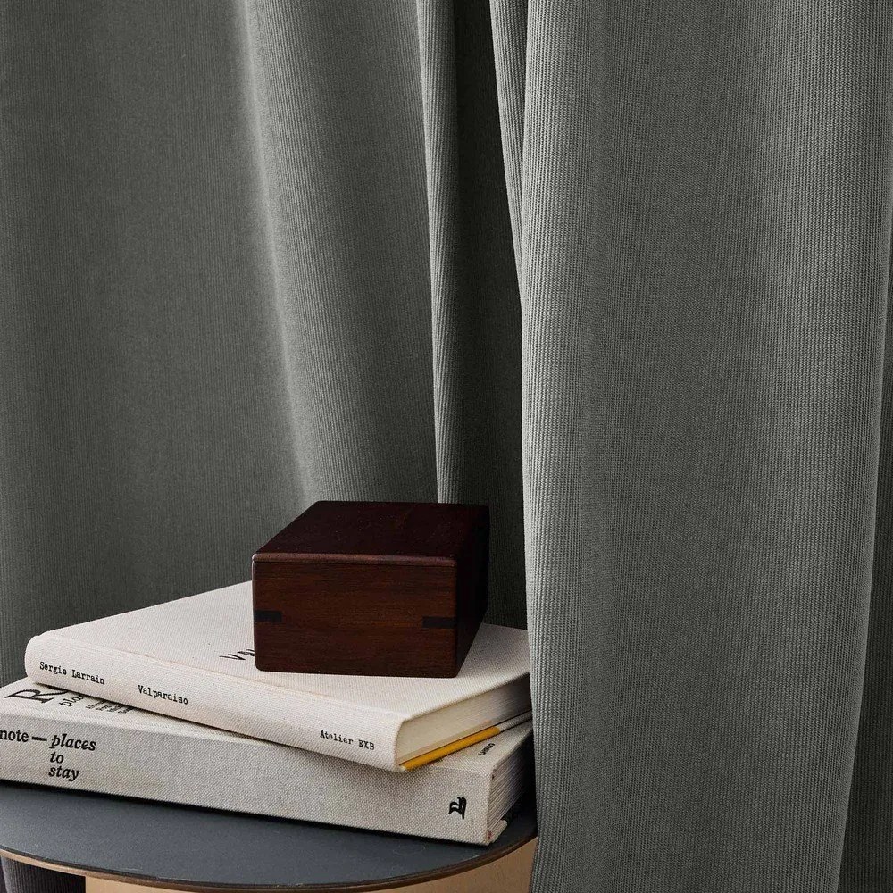 Antracitový menčestrový termo záves 140x260 cm Madison – douceur d'intérieur