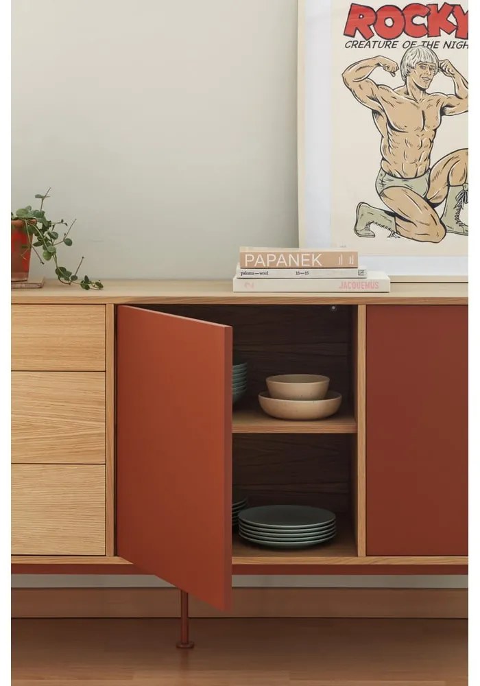 Tehlovočervená komoda v dubovom dekore Teulat Yoko, šírka 180 cm