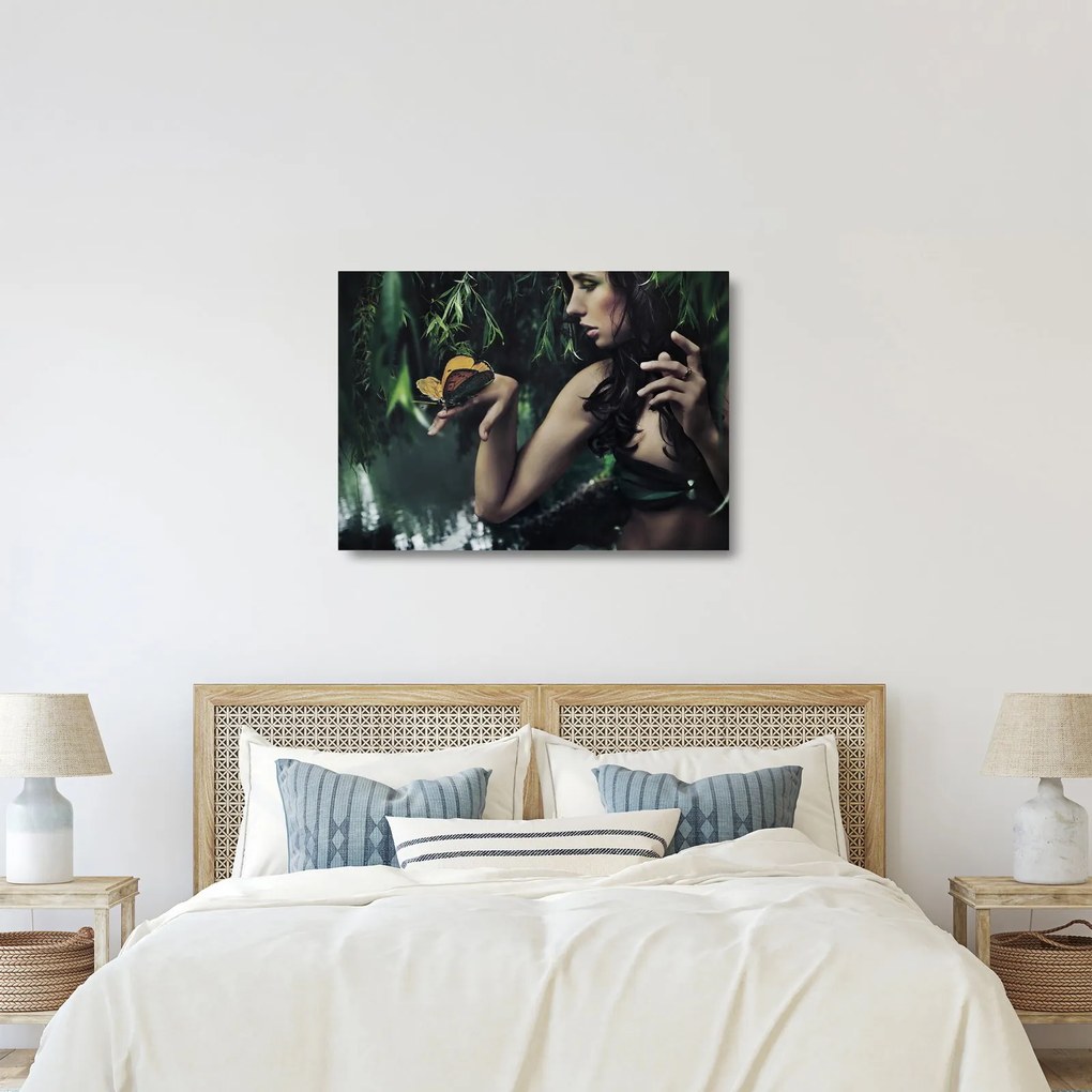 Sklenený obraz pôvabnej ženy s motýľom (70x50 cm)