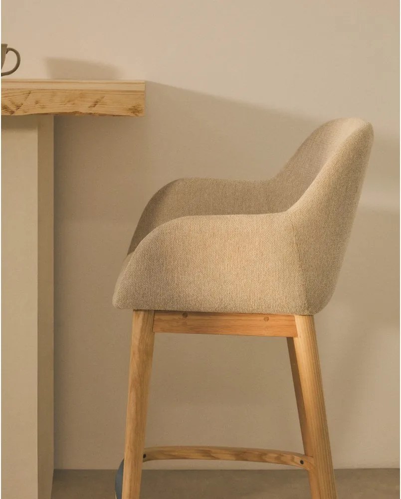 Béžová čalúnená barová stolička s podrúčkami (výška sedadla 66 cm) Konna – Kave Home