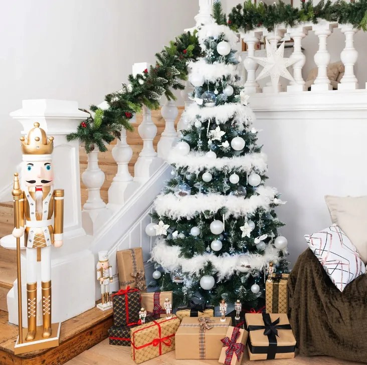 Zasnežený vianočný stromček s jarabinou 220 cm