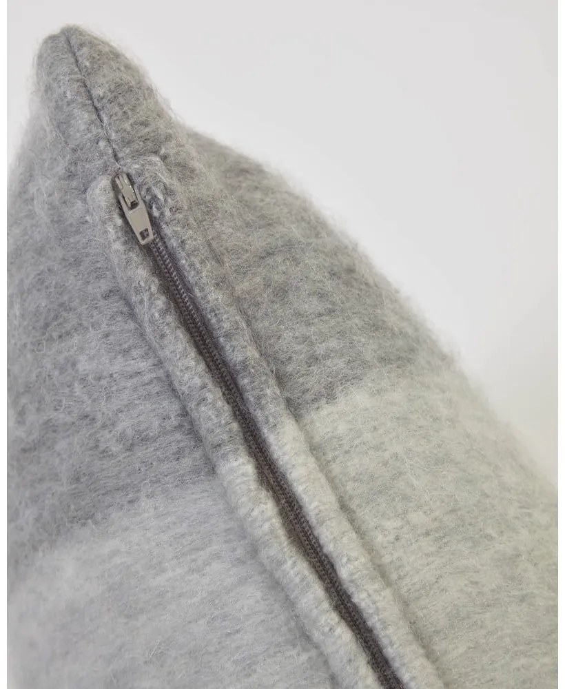 Obliečka na vankúš s prímesou vlny 45x45 cm Catarina – Kave Home