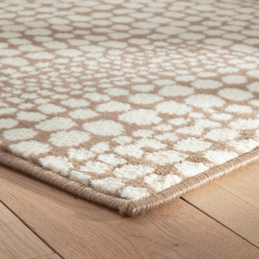Koberec s grafickým bodkovaným vzorom 3 veľkosti: 60 x 110 cm, 80 x 150 cm a 120 x 170 cm.