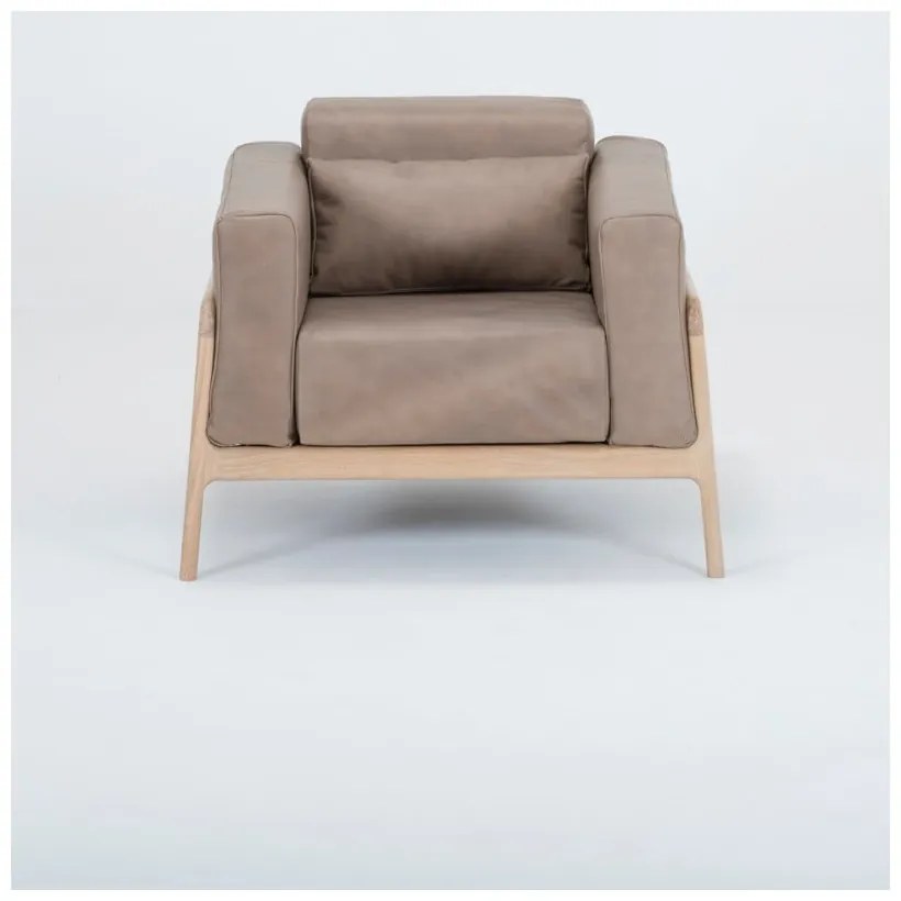 Svetlohnedé kreslo z byvolej kože konštrukciou z masívneho dubového dreva Gazzda Fawn