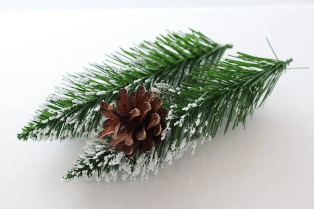 Vianočný stromček s imitáciou snehu na vetvičkách s výškou 220 cm