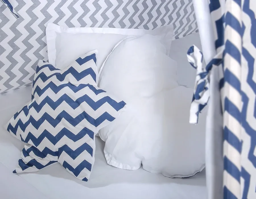 Bobono Stan Teepee pre deti + hracia podložka + vankúše + ozdobné perie - Chevron námornícka modrá