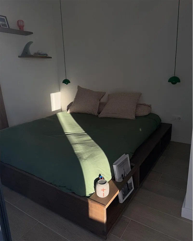 Hnedá dvojlôžková posteľ z borovicového dreva s roštom 140x200 cm Ziggy – Karup Design