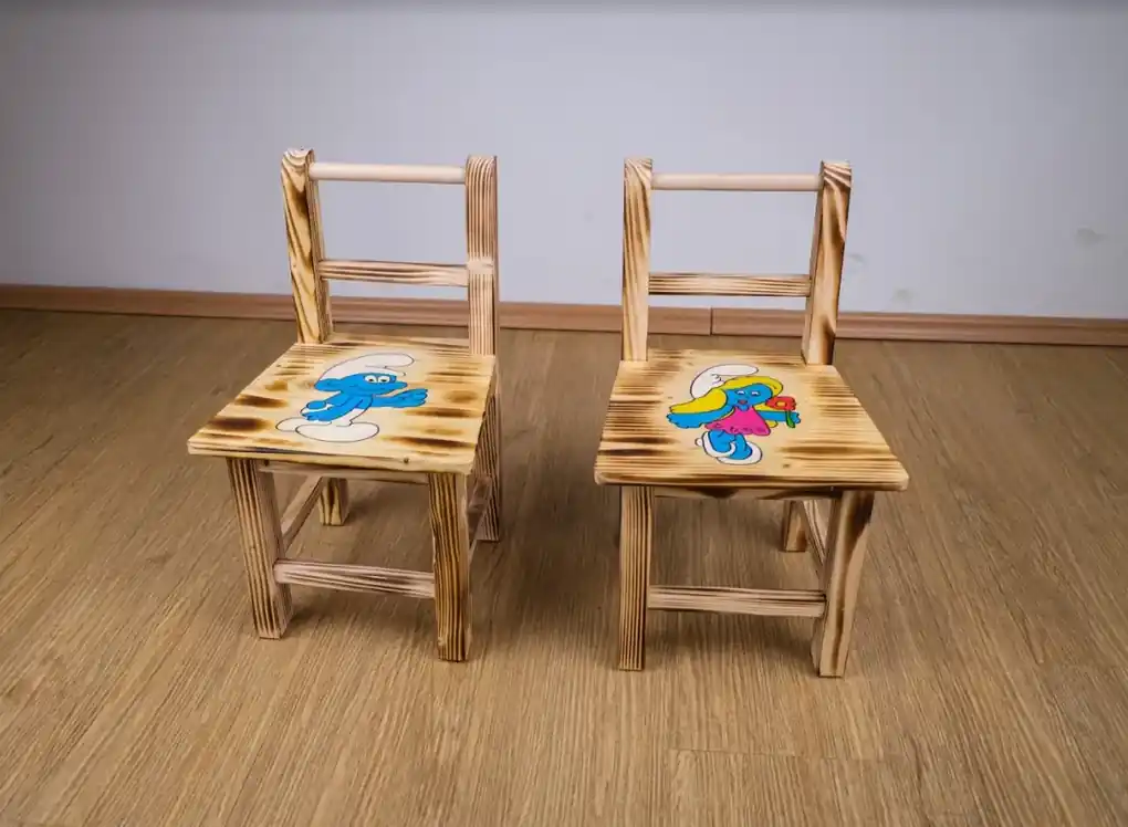 Bestent Detský drevený stolík Šmolkovia + 2 stoličky | BIANO