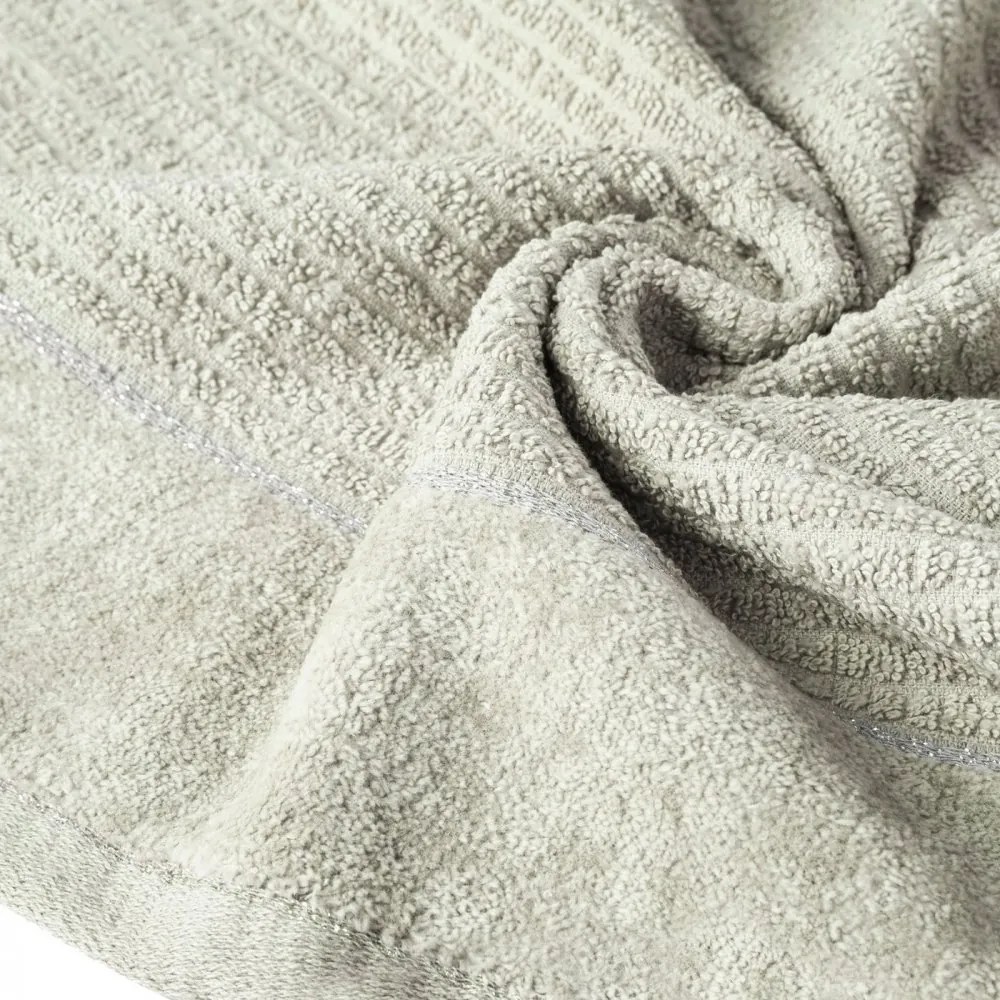 Bavlnená osuška GLORY v béžovej farbe s velúrovým okrajom prešitá lesklou niťou Šírka: 50 cm | Dĺžka: 90 cm