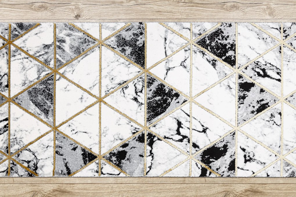 Behúň EMERALD 1020 Glamour exclusive, mramor, trojuholníkový, čierny + zlatá
