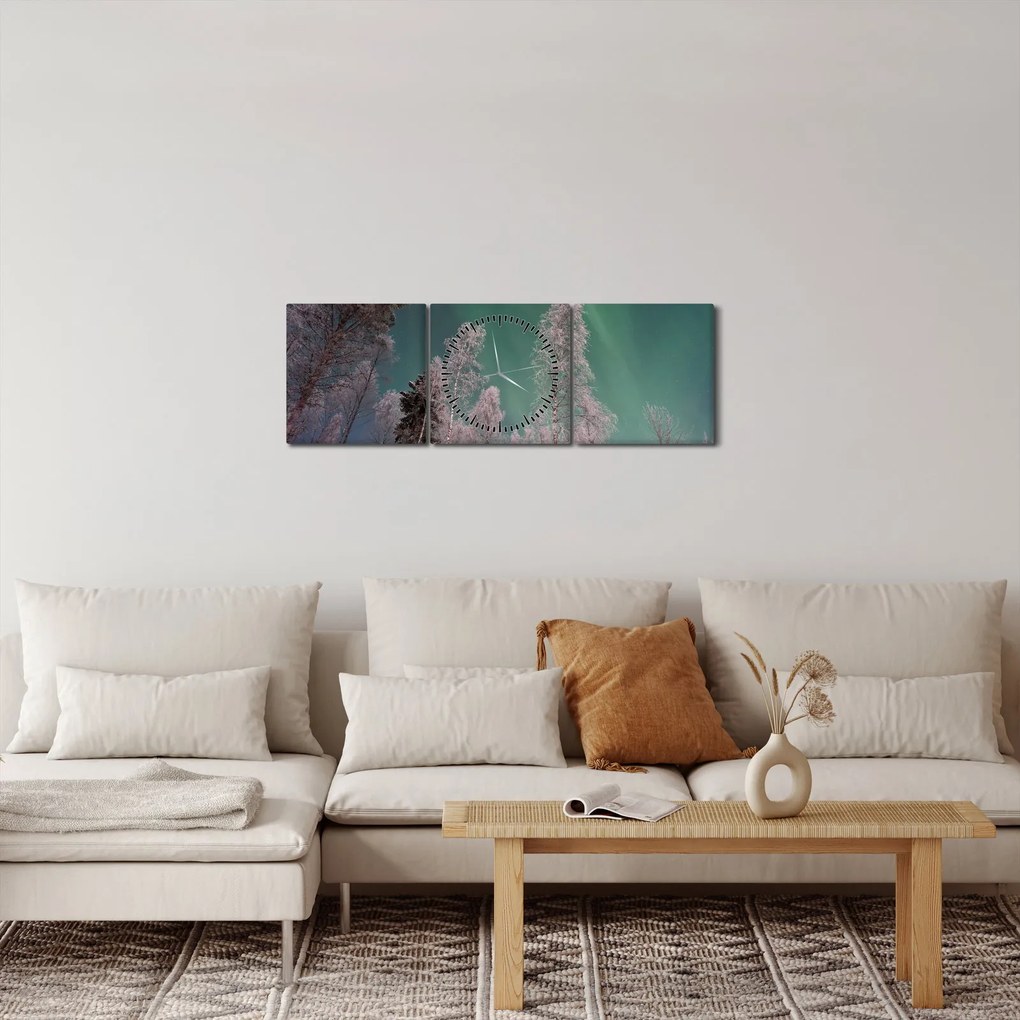 Obraz polárna žiara nad zamrznutými stromami (s hodinami) (90x30 cm)