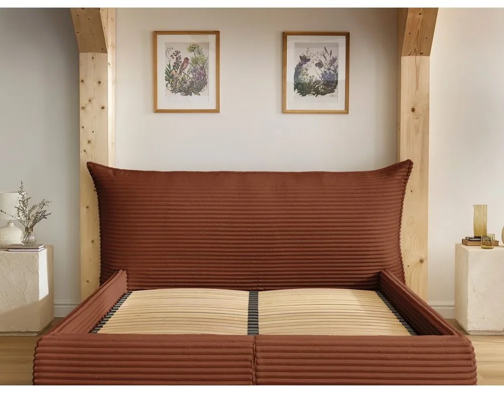 Čalúnená dvojlôžková posteľ v tehlovej farbe s úložným priestorom a roštom 160x200 cm Jade – Bobochic Paris