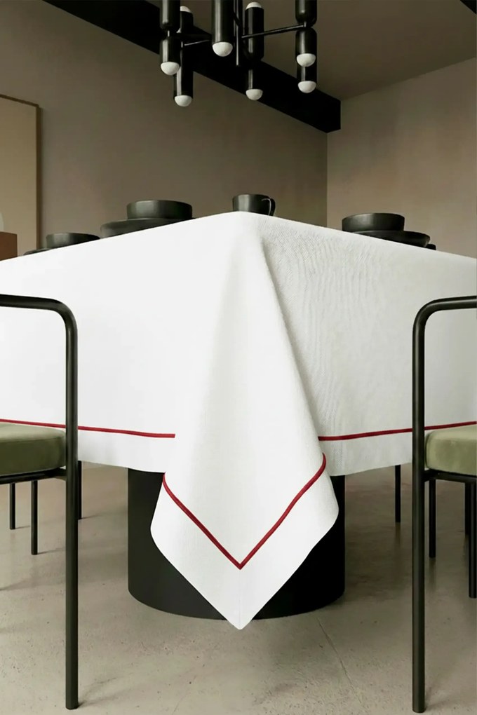 Obrus QUEEN biely s bordovou Rozmer: 140x220 cm