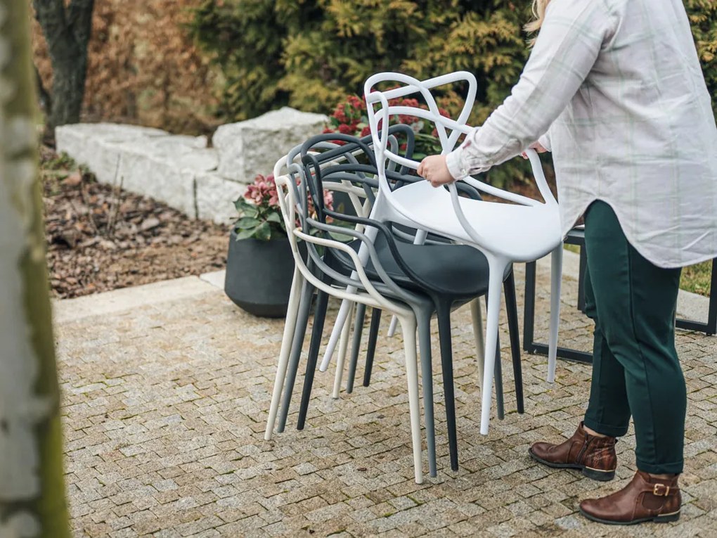 AKCIA Čierna plastová stolička KATO II. akosť