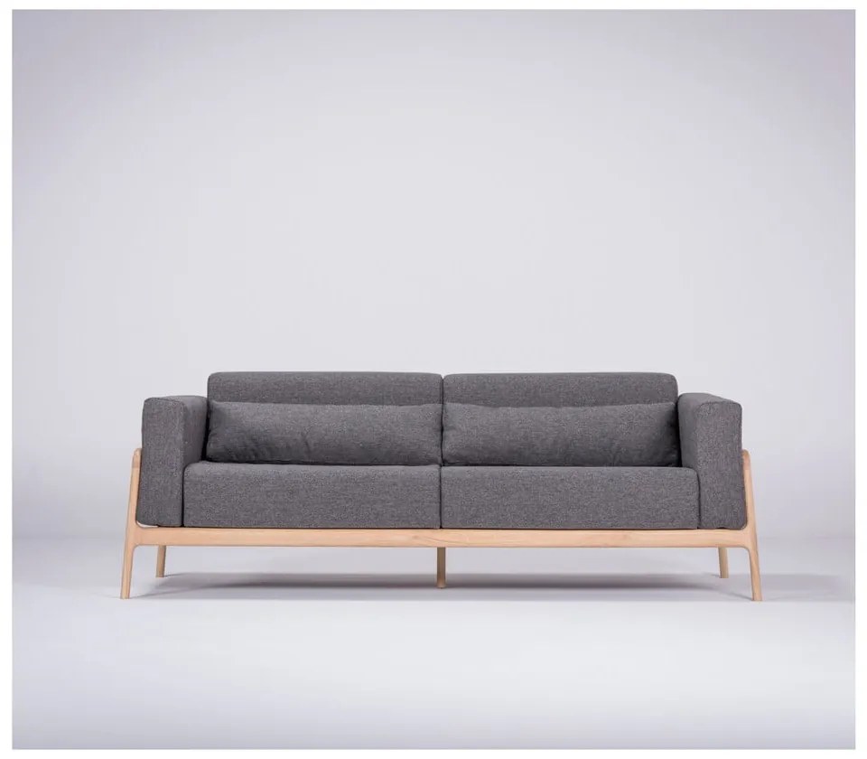 Tmavosivý pohovka s konštrukciou z masívneho dubového dreva Gazzda Fawn, 210 cm