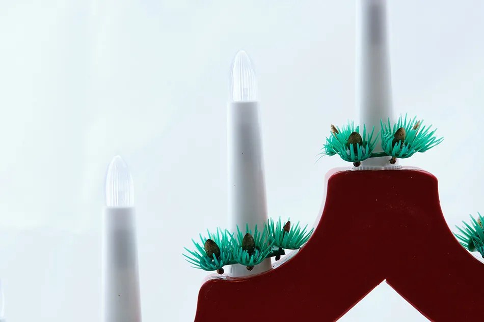 DECOLED Vánoční svícen, 40 x 5 x 32 cm, červený, na baterie 2x AA