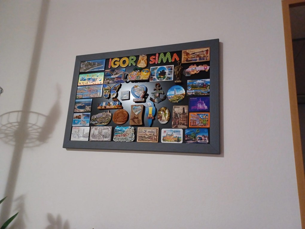 Toptabule.sk Čierna tabuľa na magnetky v drevenom šedom ráme 90x60 cm