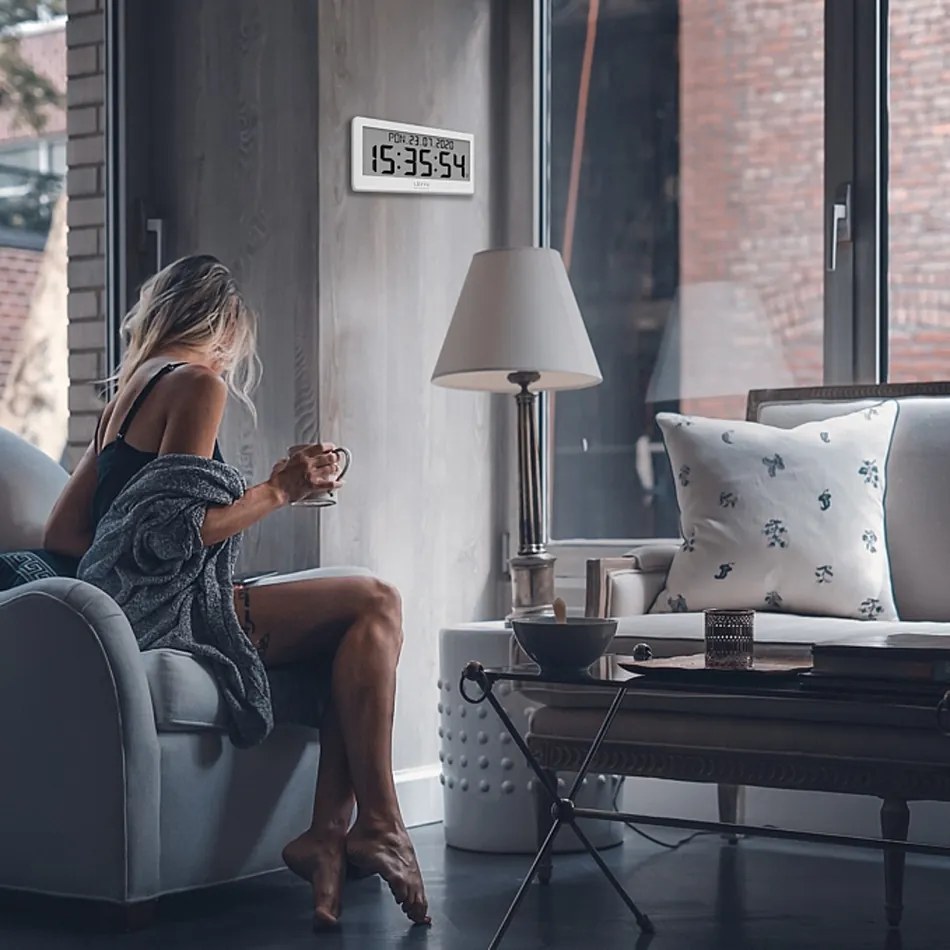 Digitálne hodiny s češtinou LAVVU MODIG riadené rádiovým signálom LCX0010 37cm