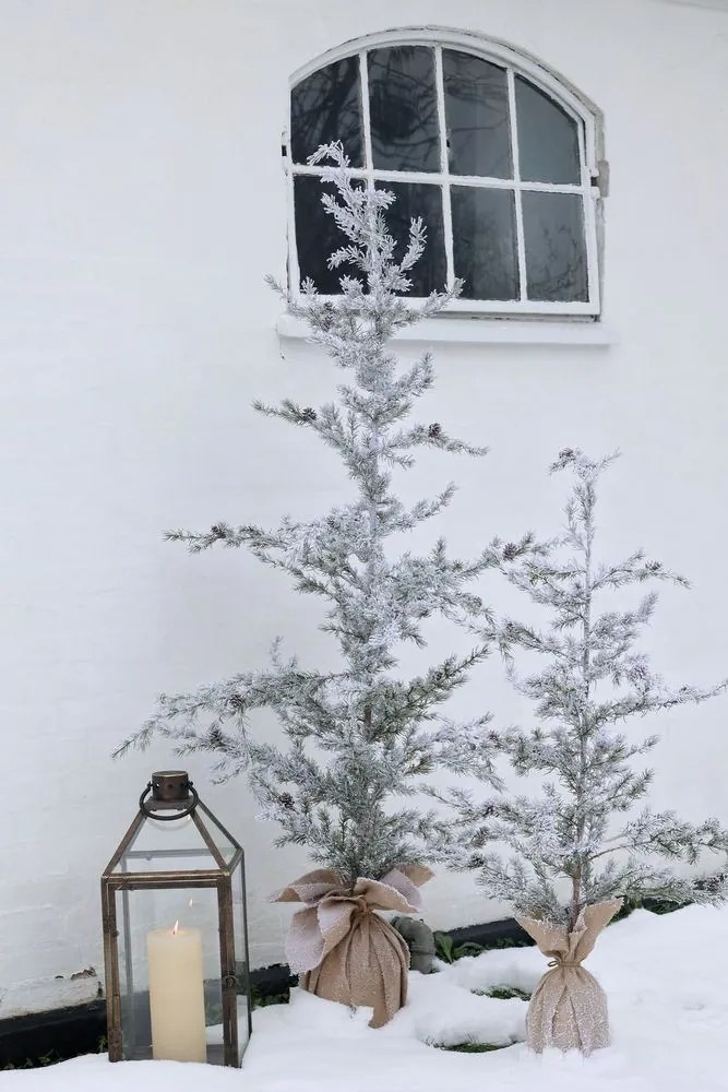 Zasnežený vianočný borovicový stromček v jute a so šiškami Pine Tree - 65*180 cm