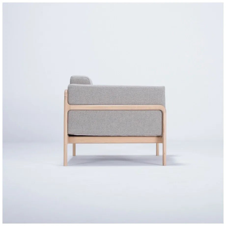 Kreslo s konštrukciou z dubového dreva so sivým textilným sedadlom Gazzda Fawn