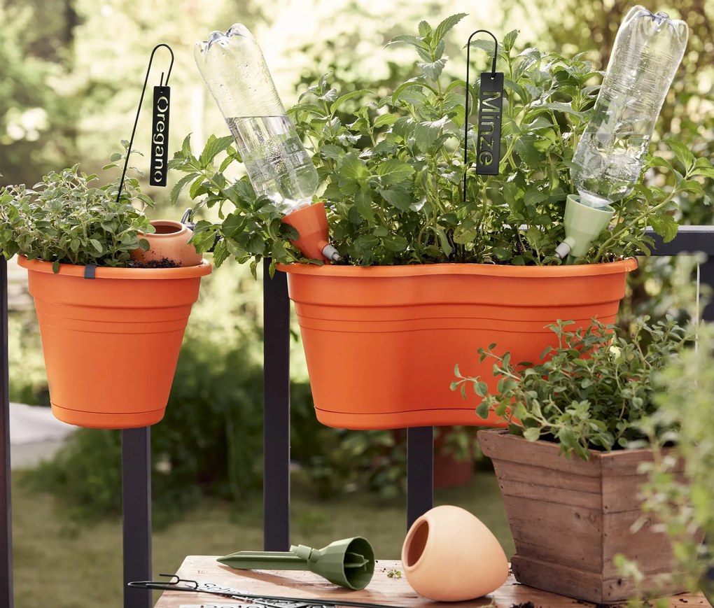 Kvetináč s držiakom na zavesenie na balkón