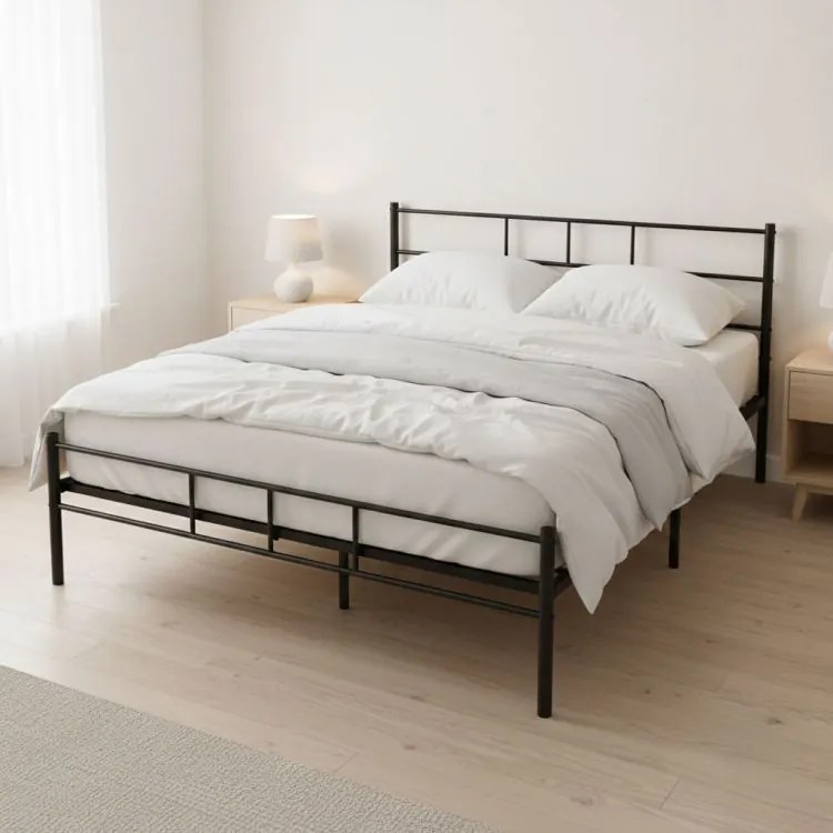 Čierna kovová posteľ so stabilným rámom
