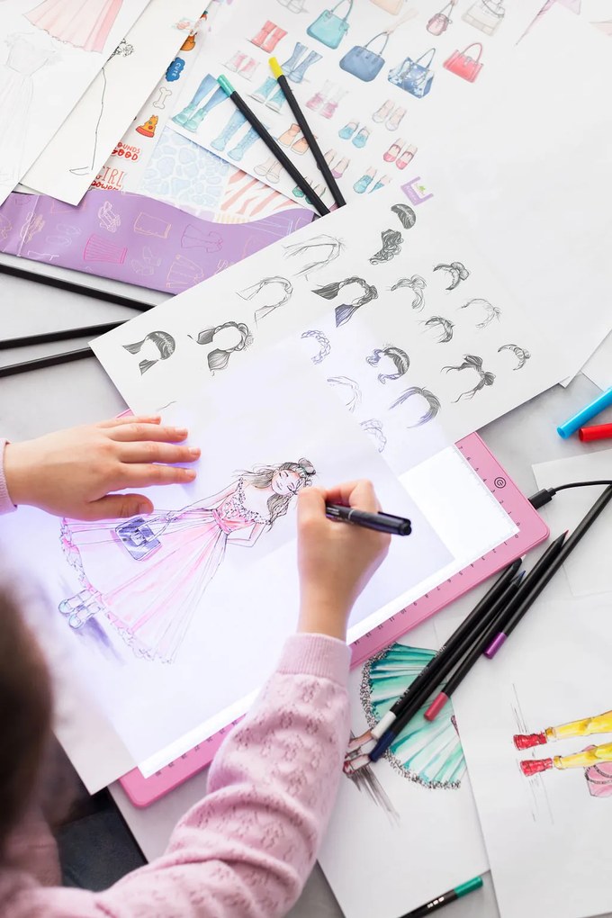 Artissimo – XXL návrhárska dielňa s LED svetelnou podložkou – trendy outfity