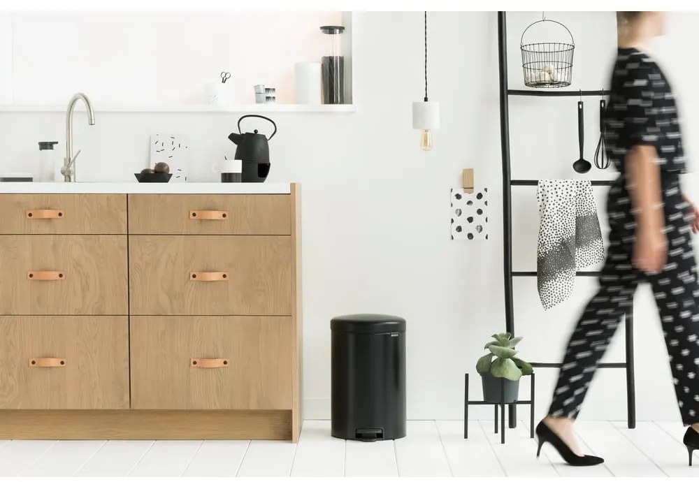 Matne čierny pedálový oceľový odpadkový kôš 20 l NewIcon – Brabantia