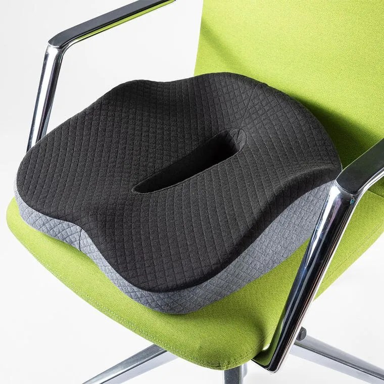 Ergonomický podsedák z pamäťovej peny na stoličku, čierno-biely
