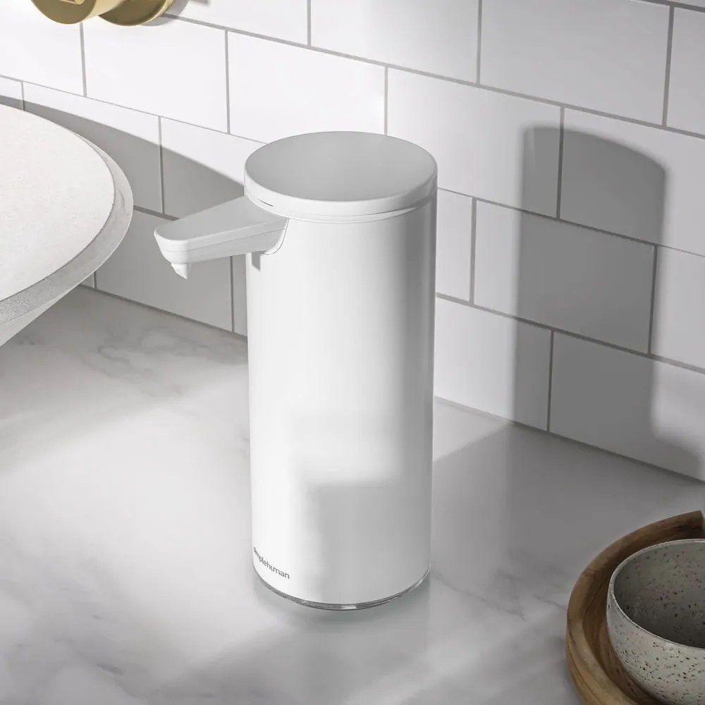 Biely bezdotykový kovový dávkovač mydla 266 ml – simplehuman