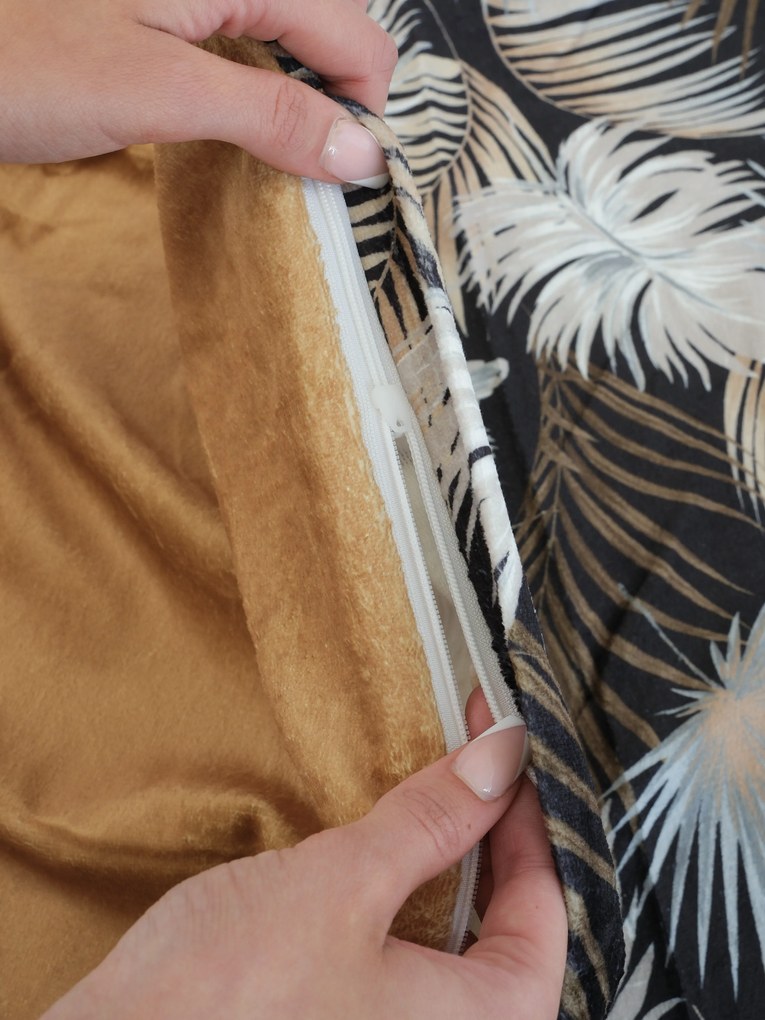 Predĺžené obliečky mikroplyš Digital – Taisa čierno/zlatá