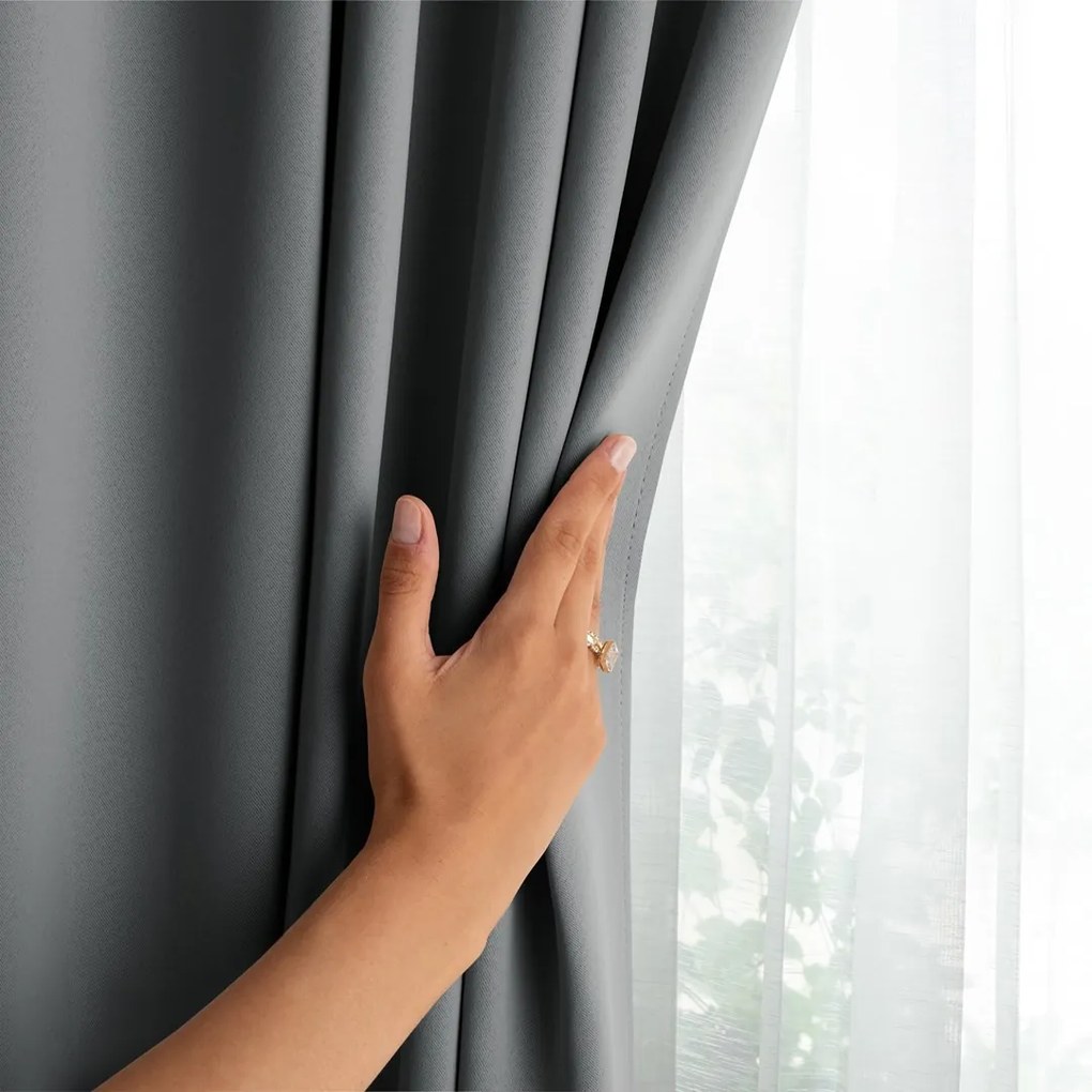 Záves AmeliaHome Blackout s multifunkčnou páskou 140x270 cm strieborný