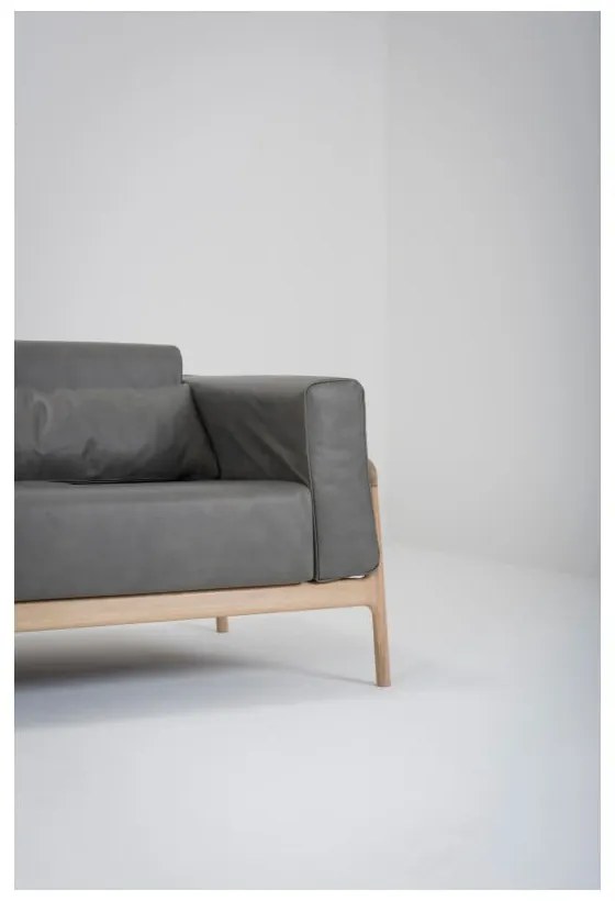 Tmavosivá pohovka z byvolej kože s konštrukciou z masívneho dubového dreva Gazzda Fawn, 210 cm