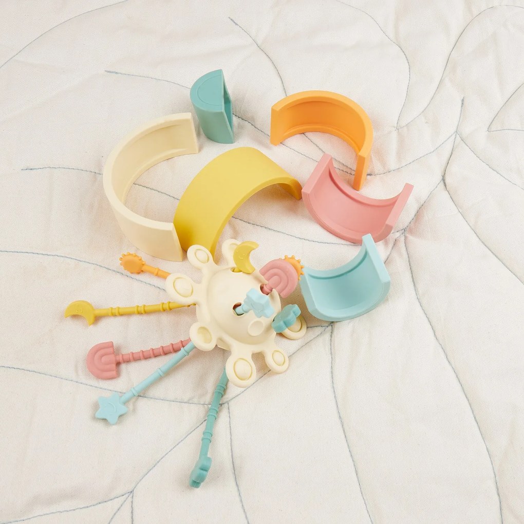 Bieco - Silikónová motorická hračka s aktivitami - banana