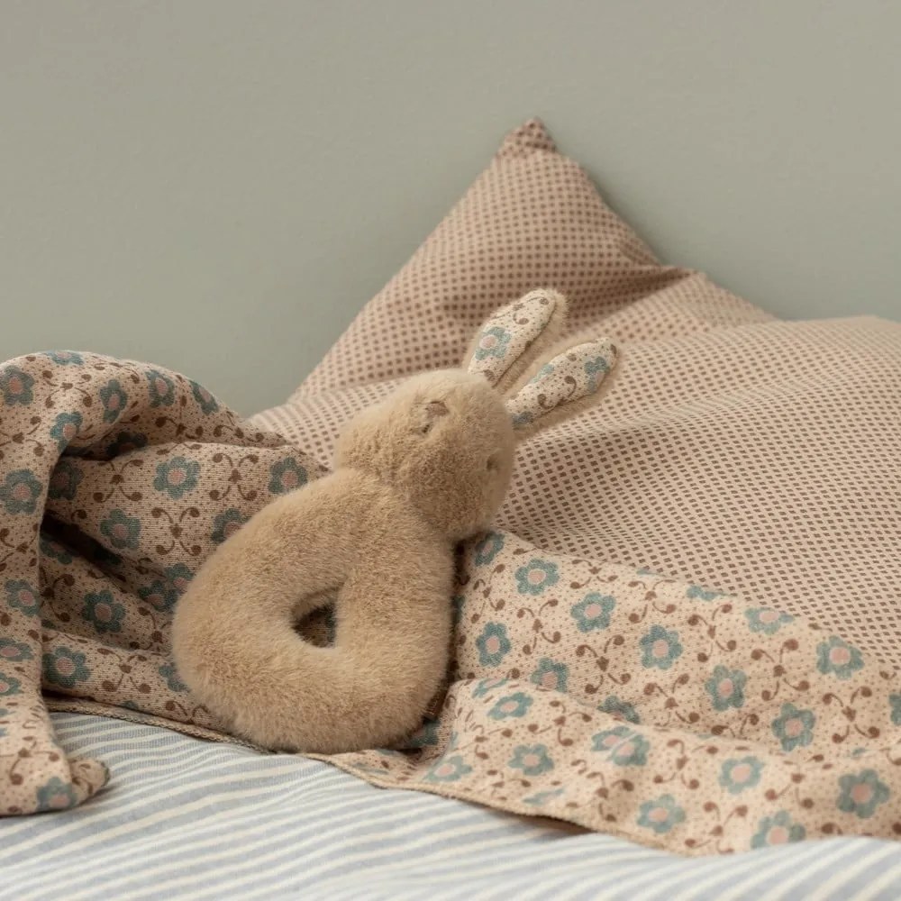 Maileg Darčeková sada pre bábätko – hrkálka a plienka Rabbit Cream Peach
