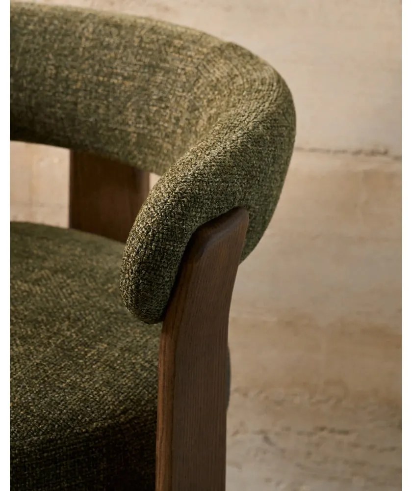 Khaki/hnedé jedálenské kreslo s podrúčkami z jaseňového dreva Granite – Kave Home