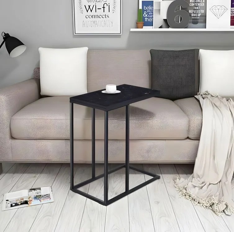 Čierny stolík s mramorovým efektom