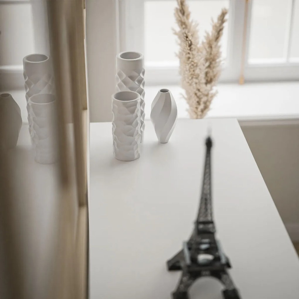 KOMODA MARION III BIELY LESK ČIERNE ÚCHYTKY 140 cm